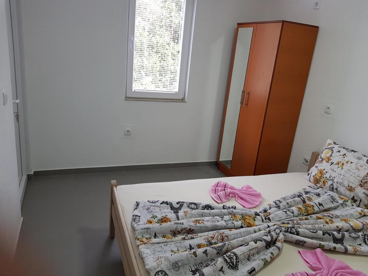 Apartmani Vila Ebra Utjeha Ngoại thất bức ảnh